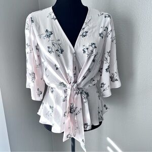WAYF soft pink lightweight floral tie front blouse size small